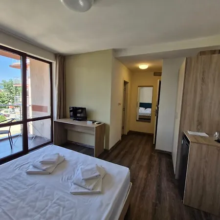 Sun Travel Sunny 公寓 阳光海滩